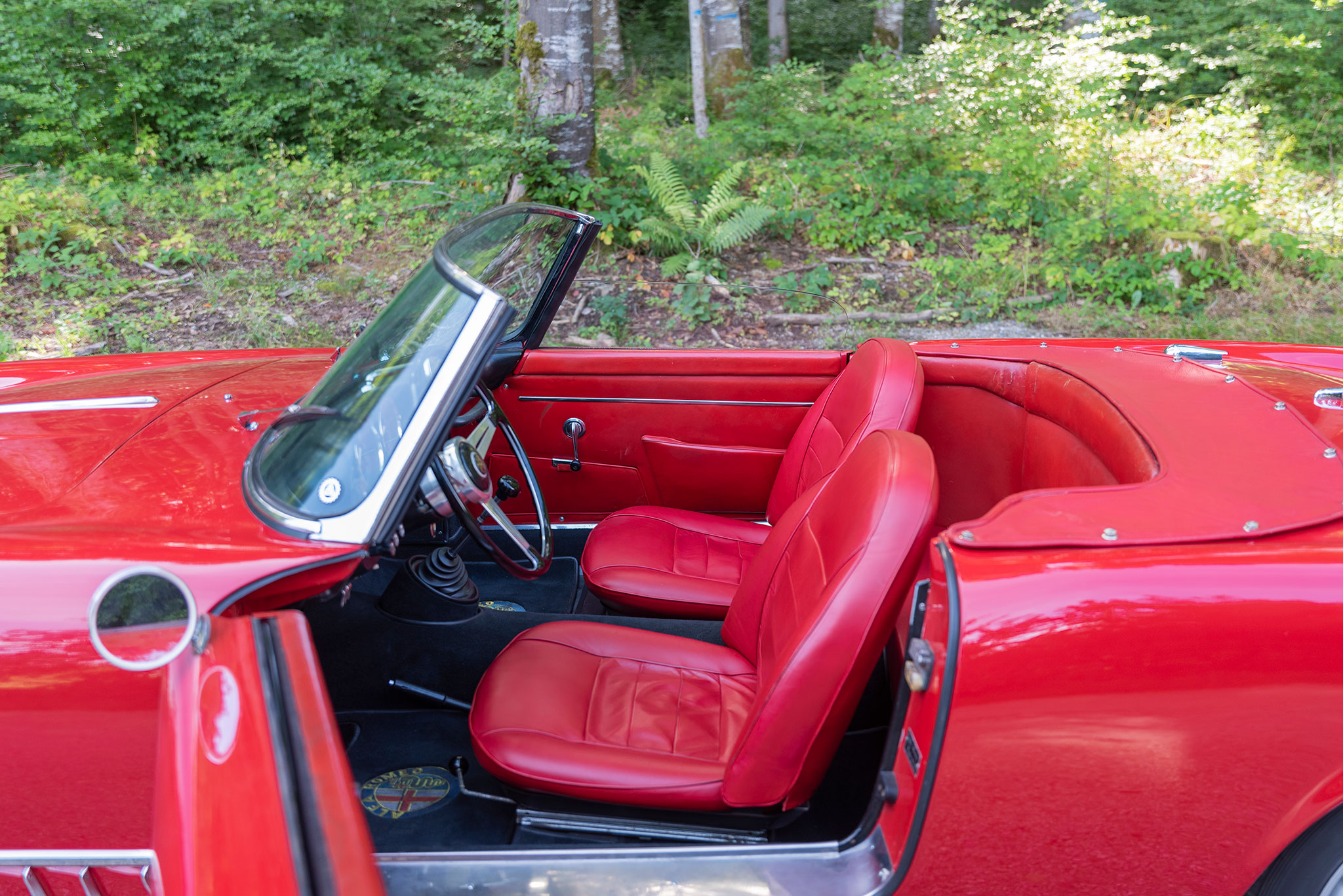 1960 Alfa Romeo 2000 Spider Touring – stricte deux places . La partie derrière les sièges permet d’y loger sacs ou petites valises.