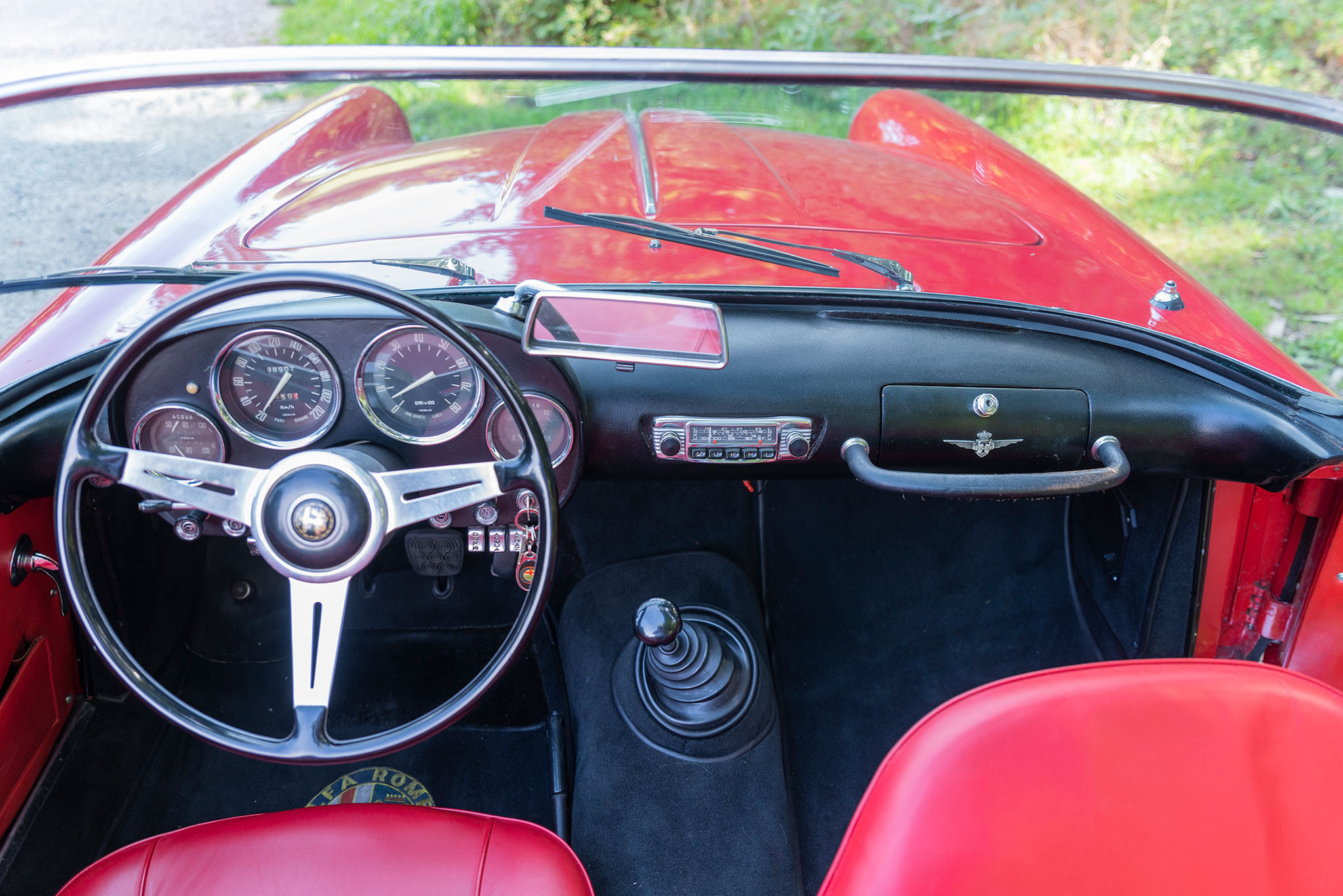 1960 Alfa Romeo 2000 Spider Touring – tout est regroupé devant le conducteur, le passager dispose d’une imposante poignée de maintien.