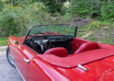 1960 Alfa Romeo 2000 Spider Touring – toute de rouge vêtue, cette 2000 Spider est d’une attirance folle.