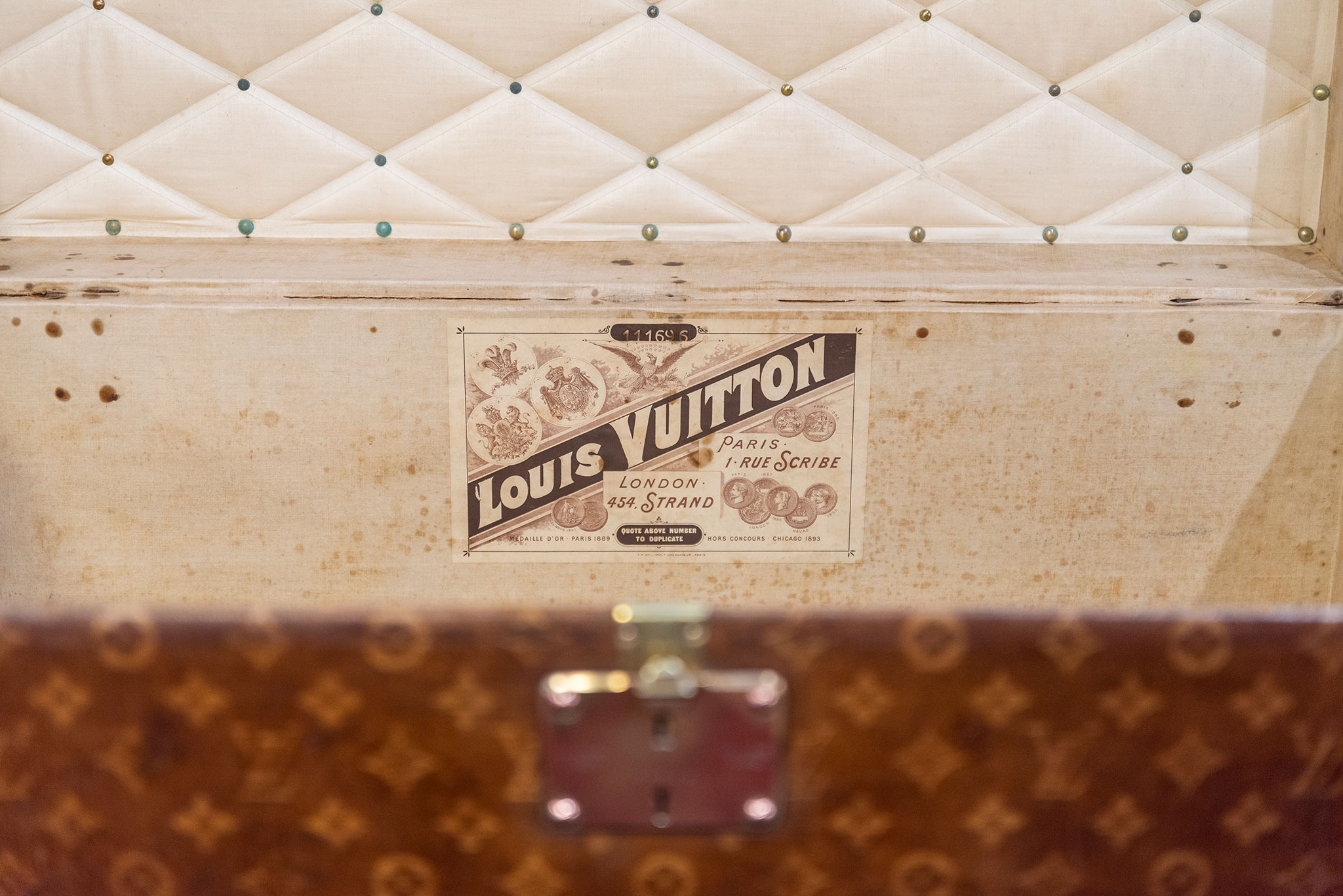 Chaque bagage Louis Vuitton possède sa propre étiquette avec un numéro de série - Bagagerie Vintage.