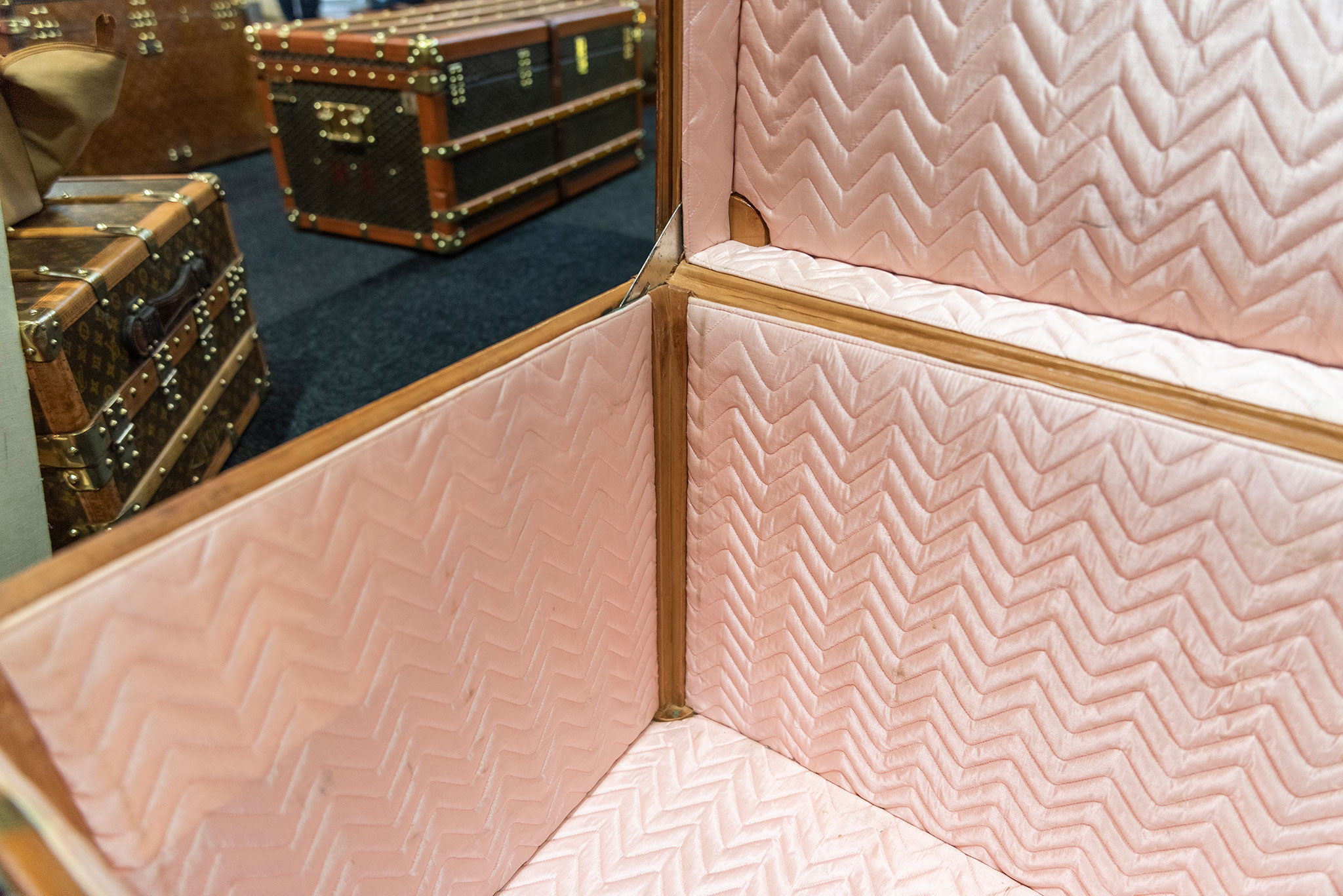Les angles des malles comportent des supports en bois pour faire glisser l’élément contenant la lingerie - Bagagerie Vintage.