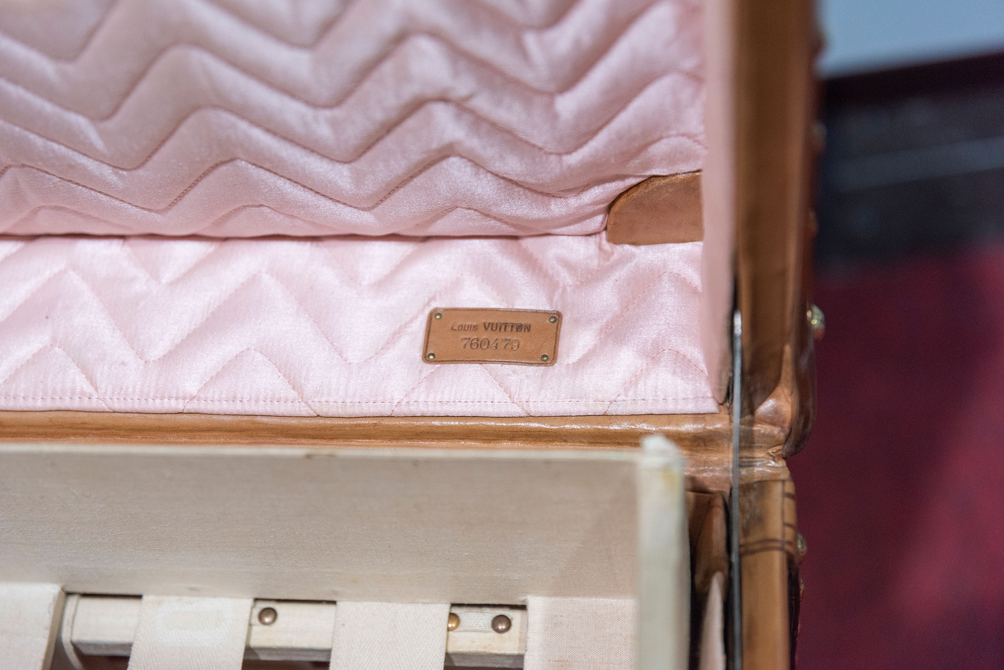 Très rare étiquette en cuir avec numéro de série pour cette malle unique Louis Vuitton - Bagagerie Vintage.