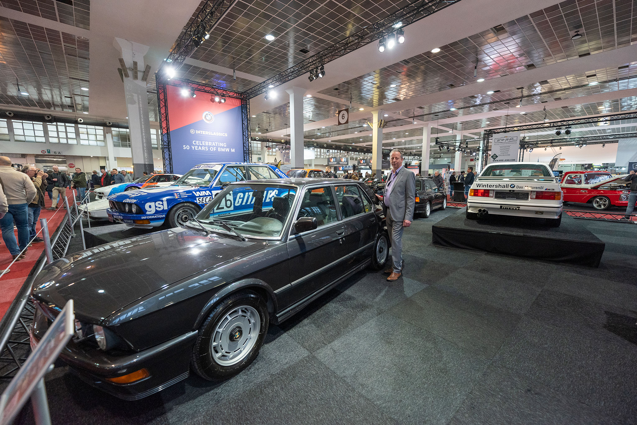 Un peu plus de 2000 exemplaires pour cette M5 de 1987 équipée du moteur de la M1 de 286 chevaux - 50 ans de BMW M.