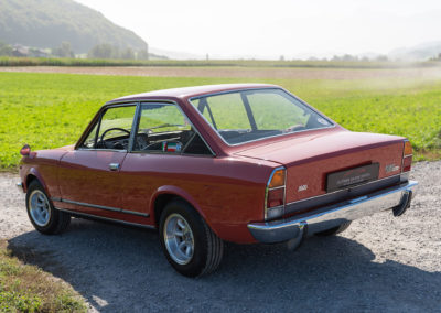 1974 Fiat 124 CC Sport Coupé 1600 – Le dessin est plus carré que les deux versions précédentes, les feux arrière diffèrent aussi - Véhicules d'Exception.