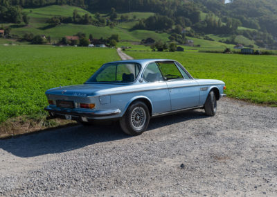 1976 BMW 3.0 CSi – La ligne basse est l’oeuvre du chef-designer Wilhelm Hofmeister puis sa fabrication est confiée à Karmann - Véhicules d'Exception.