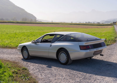 1989 Alpine-Renault V6 Turbo – Une ligne très tendue avec une grande vitre pour le hayon arrière - Véhicules d'Exception.
