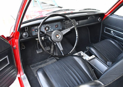 1968 Ford Taunus 17 M intérieur sobre et fonctionnel en très bel état.