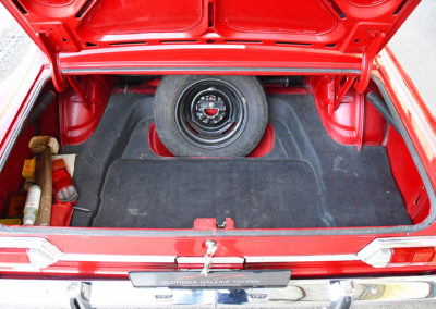 1968 Ford Taunus 17 M coffre de contenance correcte bien qu'envahit par la roue de secours.