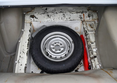 1969 Fiat 125 Spéciale la roue de secours se trouve sous le tapis de coffre.